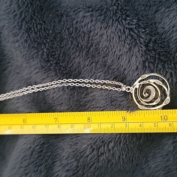 Avon Elegant Silver Swirl Necklace and Earring Set New In Box - Picture 9 of 9